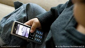 <div class="paragraphs"><p>بچوں میں موبائل فون کا بے تحاشا استعمال</p></div>