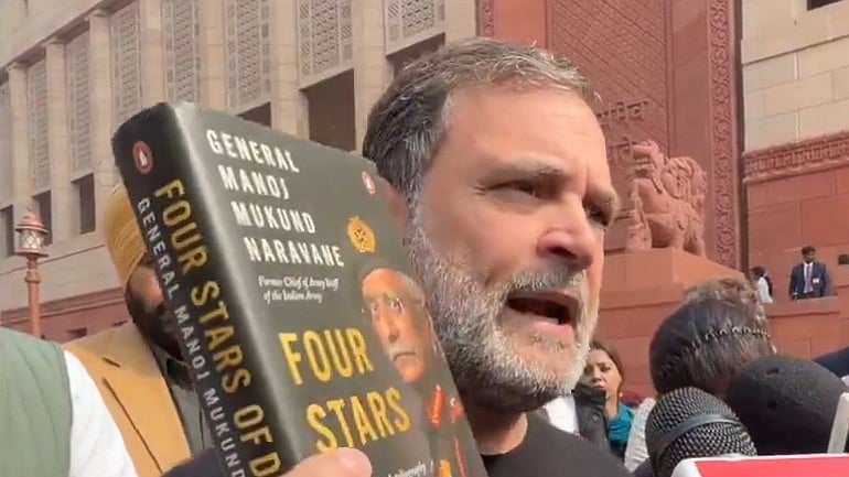 <div class="paragraphs"><p>سابق فوجی چیف جنرل منوج مکند نروَنے کی کتاب دکھاتے ہوئے راہل گاندھی، ویڈیوب گریب</p></div>