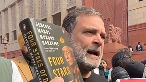 <div class="paragraphs"><p>سابق فوجی چیف جنرل منوج مکند نروَنے کی کتاب دکھاتے ہوئے راہل گاندھی، ویڈیوب گریب</p></div>