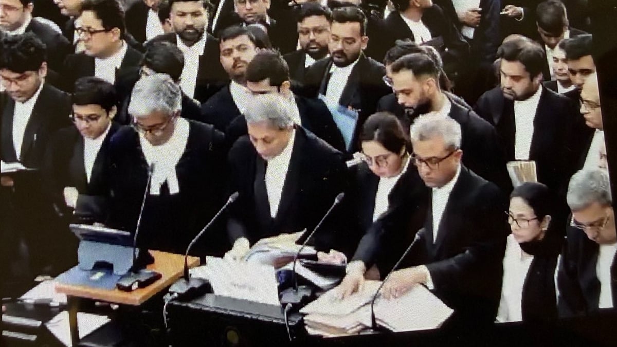 <div class="paragraphs"><p>سپریم کورٹ میں وکلاء کے درمیان وزیر اعلیٰ ممتا بنرجی، تصویر ’ایکس‘&nbsp;<a href="https://x.com/barandbench">@barandbench</a></p></div>