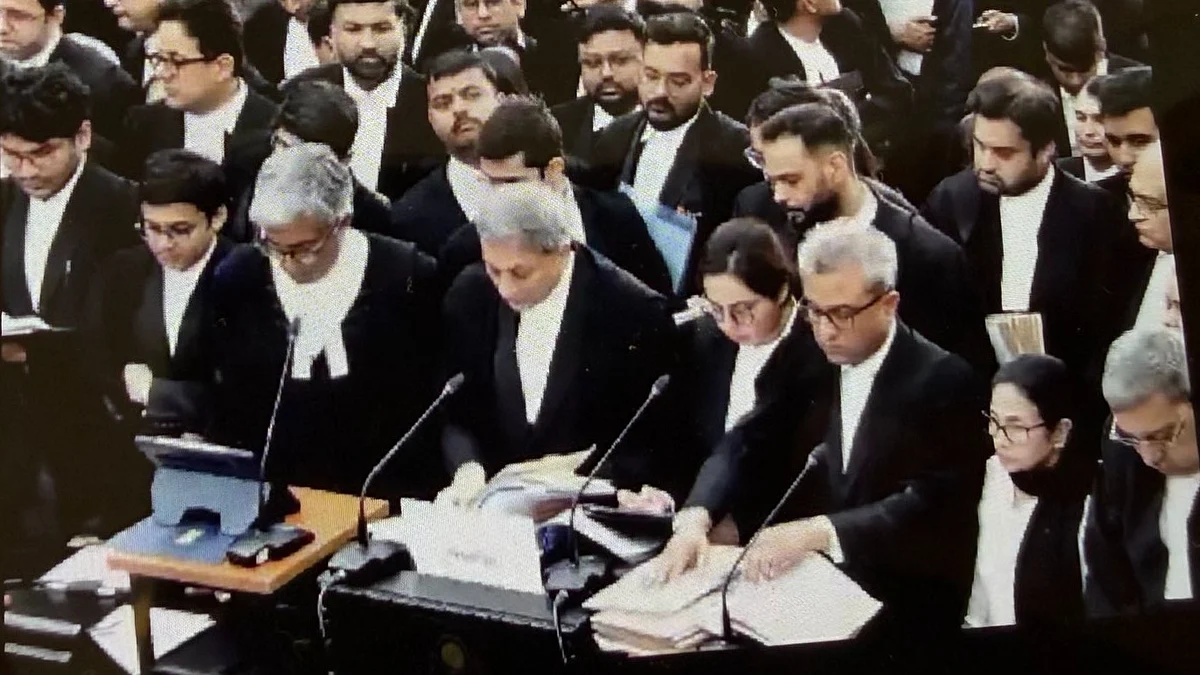 <div class="paragraphs"><p>سپریم کورٹ میں وکلاء کے درمیان وزیر اعلیٰ ممتا بنرجی، تصویر ’ایکس‘ <a href="https://x.com/barandbench">@barandbench</a></p></div>