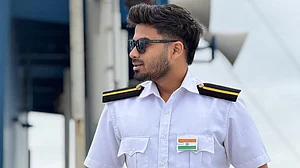 <div class="paragraphs"><p>لاپتہ نیوی آفیسر سارتھک مہاپاترا، تصویر سوشل میڈیا، بشکریہ @rasmitasahoo76</p></div>