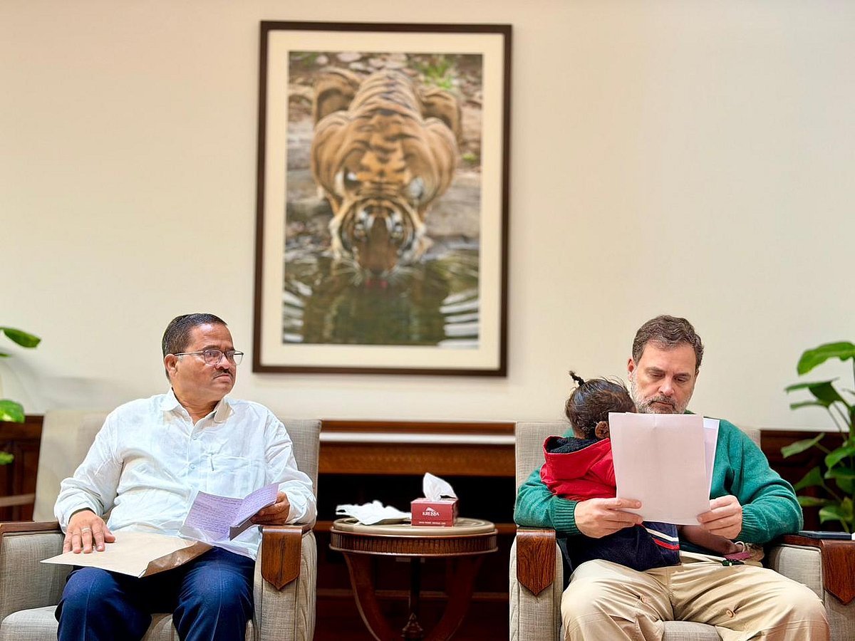 ’آنکھوں میں آنسو اور درد بھری زبان سے جنگل کٹنے کی تکلیف بیان کی‘، قبائلیوں کے نمائندہ وفد سے راہل گاندھی نے کی ملاقات