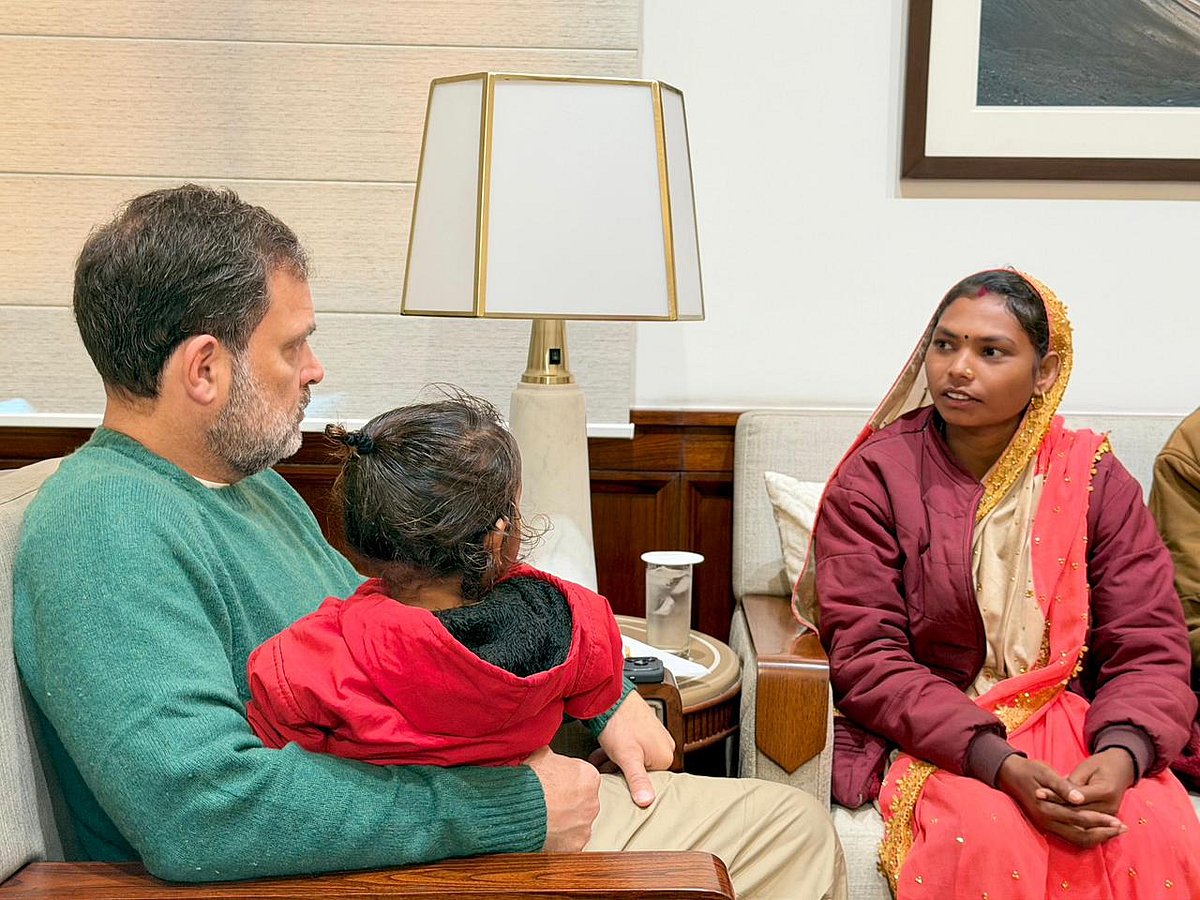 ’آنکھوں میں آنسو اور درد بھری زبان سے جنگل کٹنے کی تکلیف بیان کی‘، قبائلیوں کے نمائندہ وفد سے راہل گاندھی نے کی ملاقات