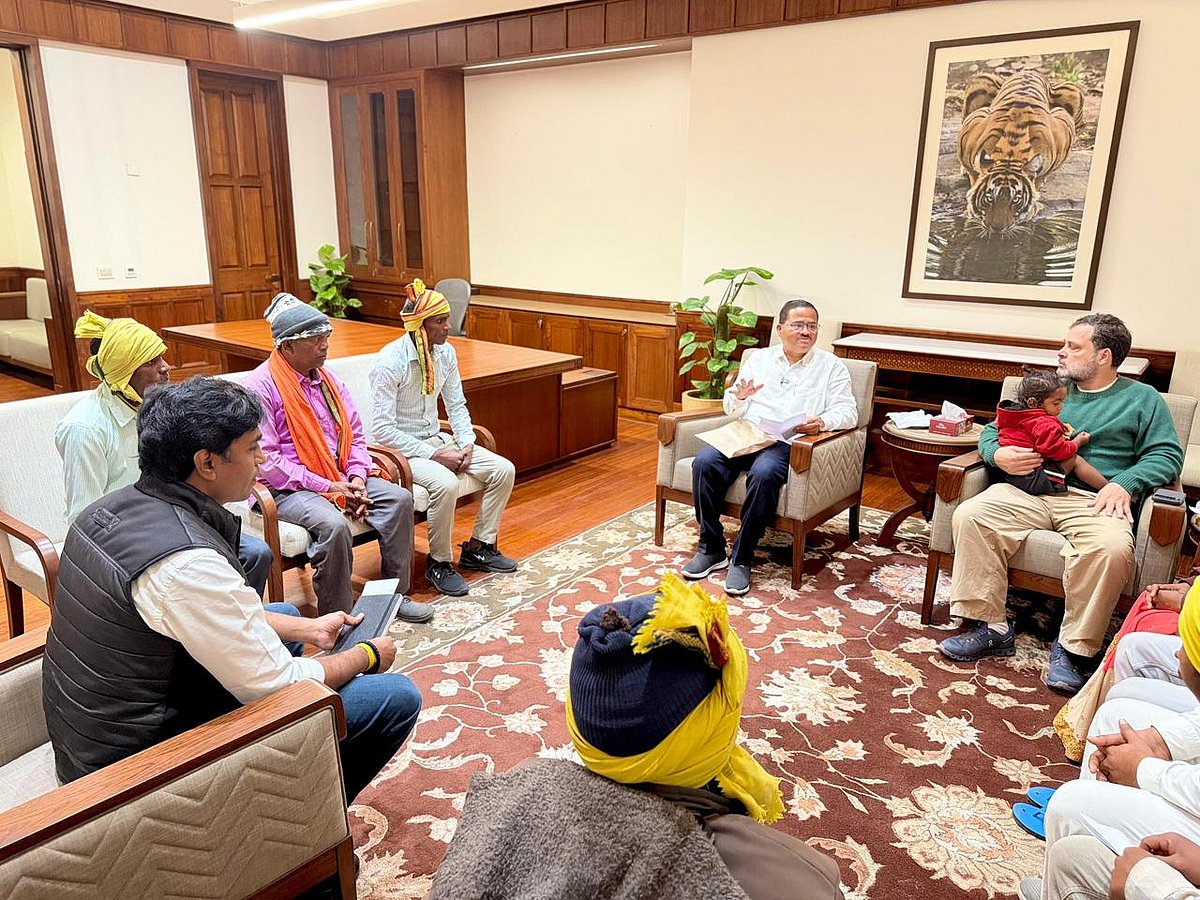 ’آنکھوں میں آنسو اور درد بھری زبان سے جنگل کٹنے کی تکلیف بیان کی‘، قبائلیوں کے نمائندہ وفد سے راہل گاندھی نے کی ملاقات