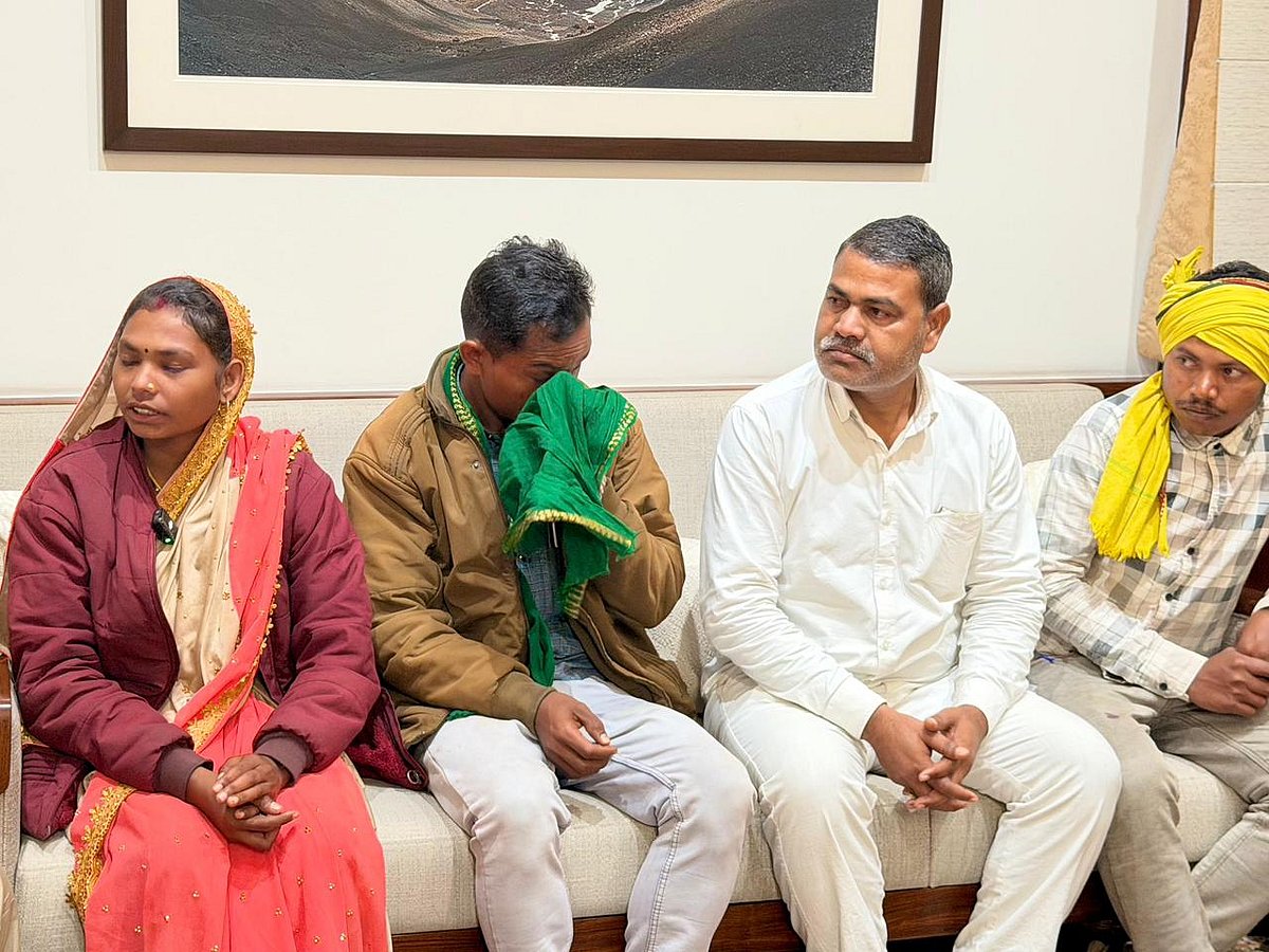 ’آنکھوں میں آنسو اور درد بھری زبان سے جنگل کٹنے کی تکلیف بیان کی‘، قبائلیوں کے نمائندہ وفد سے راہل گاندھی نے کی ملاقات