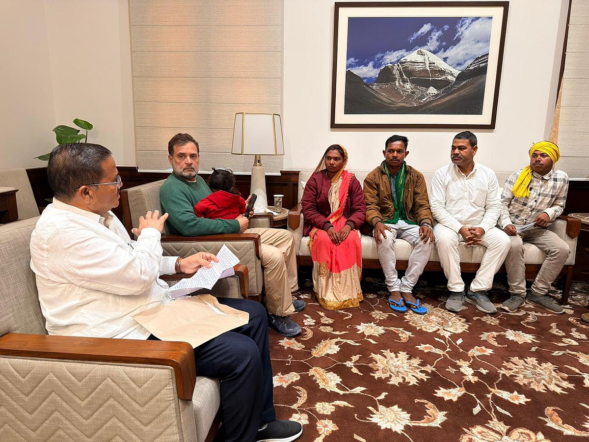 ’آنکھوں میں آنسو اور درد بھری زبان سے جنگل کٹنے کی تکلیف بیان کی‘، قبائلیوں کے نمائندہ وفد سے راہل گاندھی نے کی ملاقات