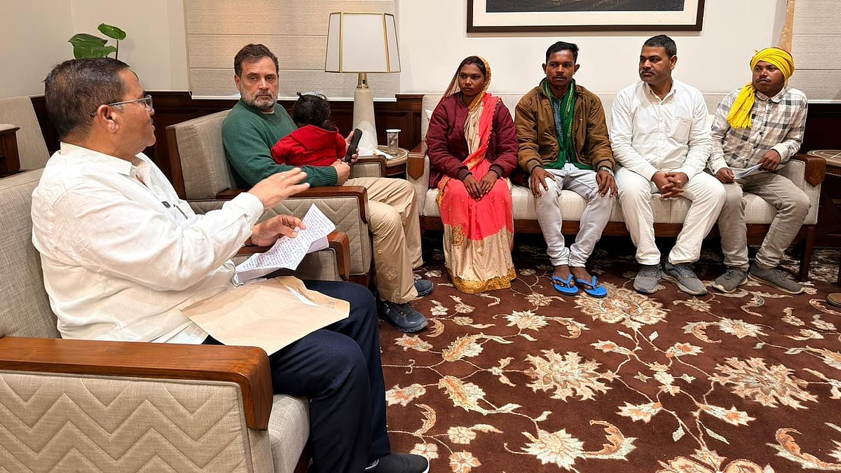 <div class="paragraphs"><p>قبائلیوں کے نمائندہ وفد سے ملاقات کرتے ہوئے راہل گاندھی</p></div>