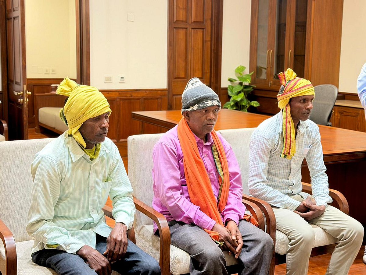 ’آنکھوں میں آنسو اور درد بھری زبان سے جنگل کٹنے کی تکلیف بیان کی‘، قبائلیوں کے نمائندہ وفد سے راہل گاندھی نے کی ملاقات