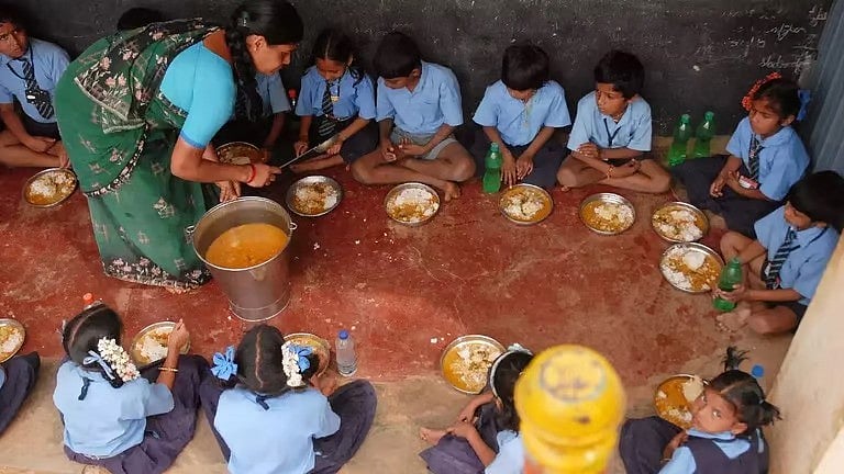 بہار میں مڈ ڈے میل کھانے کے بعد 70 سے زائد اسکولی بچے بیمار، تحقیقات شروع