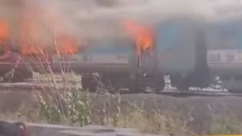 <div class="paragraphs"><p>ٹرین میں لگی آگ، علامتی تصویر</p></div>