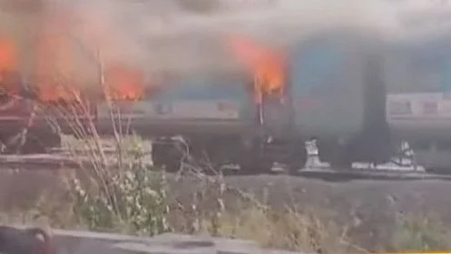 <div class="paragraphs"><p>ٹرین میں لگی آگ، علامتی تصویر</p></div>