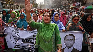 <div class="paragraphs"><p>بنگلہ دیش میں انتخابی مہم کے دوران خواتین / Getty Images</p></div>