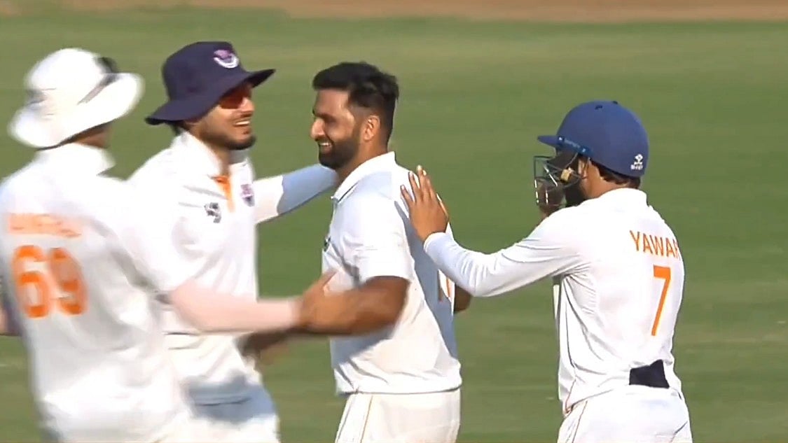 <div class="paragraphs"><p>وکٹ لینے کے بعد خوشی مناتے ہوئے عاقب نبی ڈار (ویڈیو گریب)</p></div>