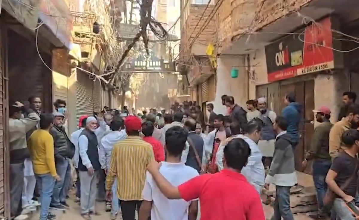 <div class="paragraphs"><p>دال منڈی میں مکانات کو منہدم کیے جانے کے دوران پریشان حال بھیڑ، ویڈیو گریب</p></div>