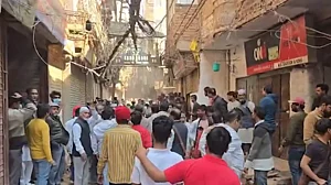 <div class="paragraphs"><p>دال منڈی میں مکانات کو منہدم کیے جانے کے دوران پریشان حال بھیڑ، ویڈیو گریب</p></div>