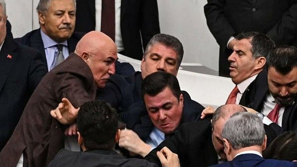 ترکیے کی پارلیمنٹ ’فائٹ کلب‘ میں تبدیل، وزیرِ انصاف کی تقرری معاملہ پر اراکین پارلیمنٹ متصادم، ویڈیو منظر عام پر