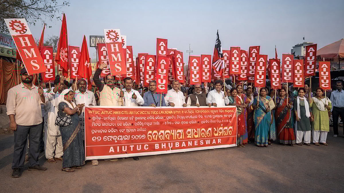بھارت بند: کسان تنظیموں اور ٹریڈ یونینوں کی ملک گیر ہڑتال، تجارتی معاہدہ اور نئے لیبر قوانین کے خلاف احتجاج