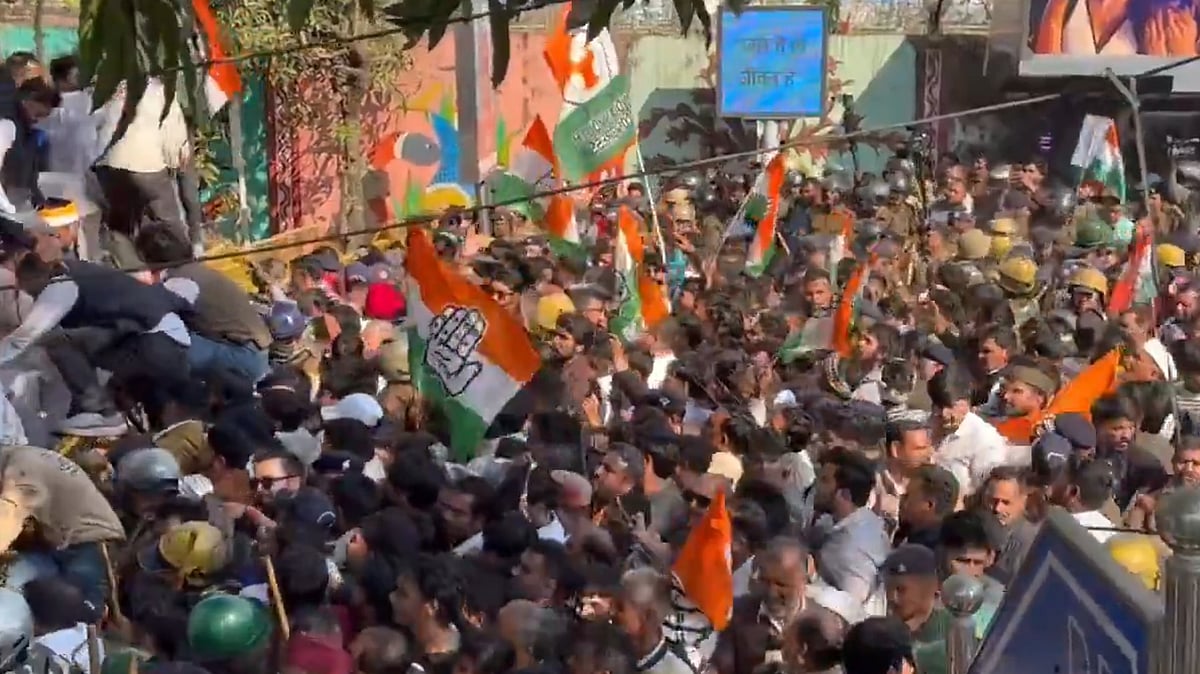 <div class="paragraphs"><p>دہرادون میں احتجاج کے دوران کانگریس کارکنان (ویڈیو گریب)</p></div>