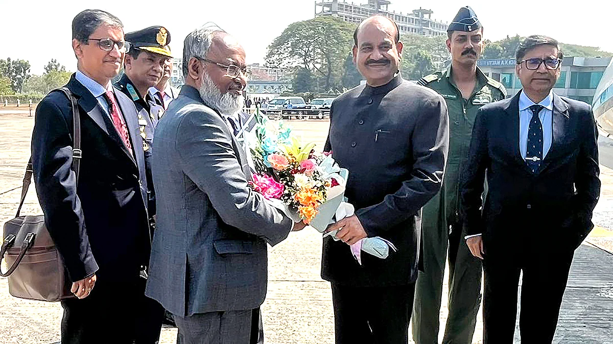 <div class="paragraphs"><p>ڈھاکہ پہنچنے پر اوم برلا کا استقبال کرتے بنگلہ دیشی وزیر خارجہ محمد نذر الاسلام / آئی اے این ایس</p></div>