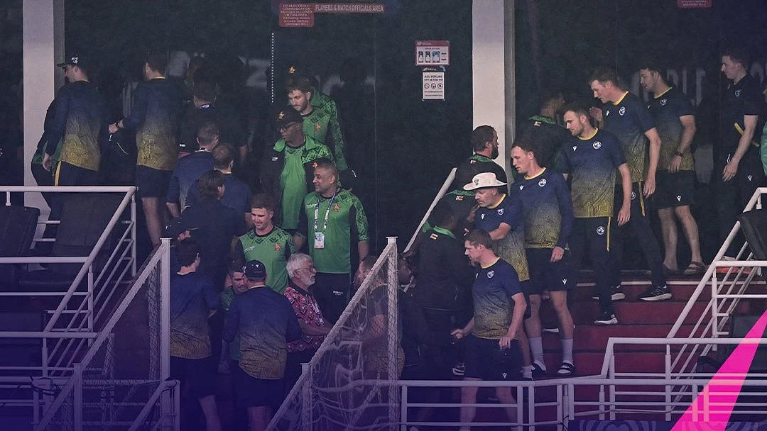 <div class="paragraphs"><p>زمبابوے اور آئرلینڈ کی ٹیم میچ رَد ہونے کے بعد، تصویر ’ایکس‘ @ICC</p></div>