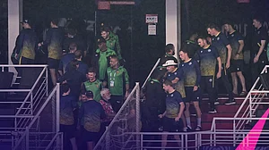 <div class="paragraphs"><p>زمبابوے اور آئرلینڈ کی ٹیم میچ رَد ہونے کے بعد، تصویر ’ایکس‘ @ICC</p></div>