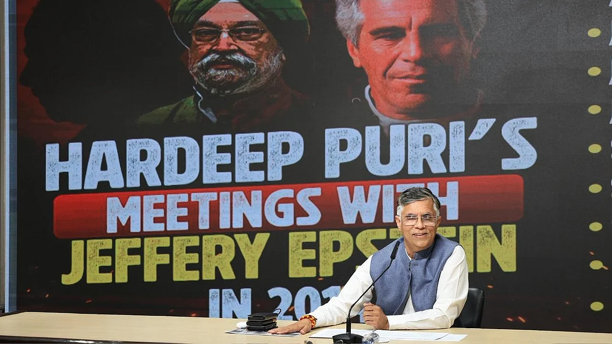 <div class="paragraphs"><p>پریس کانفرنس کرتے ہوئے کانگریس ترجمان پون کھیڑا</p></div>