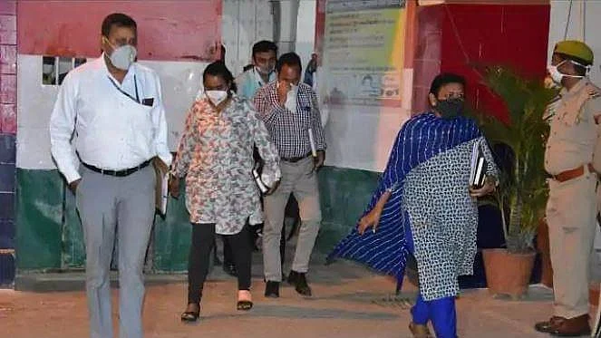 <div class="paragraphs"><p>سی بی آئی ٹیم، تصویر سوشل میڈیا</p></div>