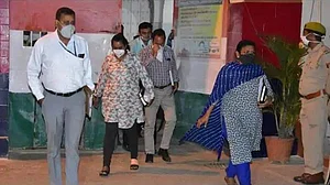 <div class="paragraphs"><p>سی بی آئی ٹیم، تصویر سوشل میڈیا</p></div>