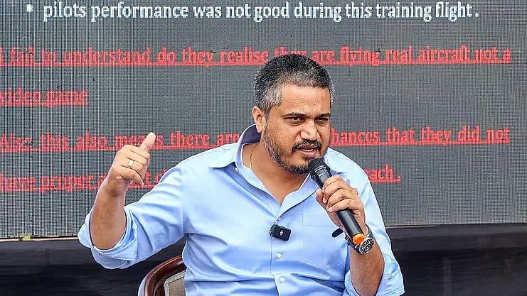 <div class="paragraphs"><p>پریس کانفرنس کرتے ہوئے روہت پوار، تصویر سوشل میڈیا</p></div>