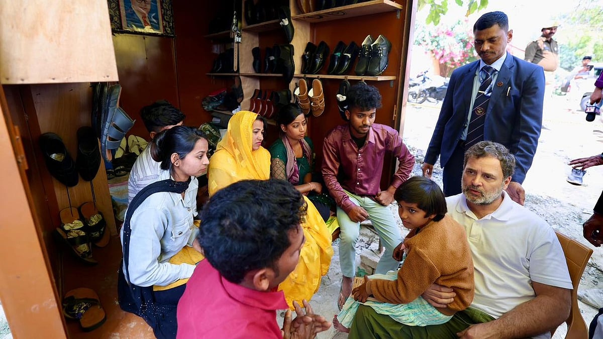 <div class="paragraphs"><p>آنجہانی رامچیت موچی کے گھر والوں سے ملاقات کرتے ہوئے راہل گاندھی، تصویر ’ایکس‘&nbsp;<a href="https://x.com/INCIndia">@INCIndia</a></p></div>