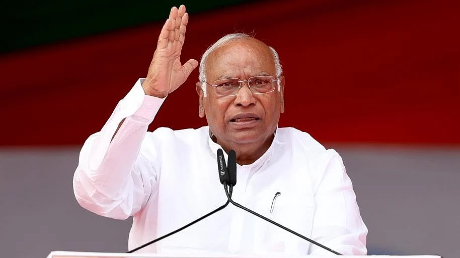 <div class="paragraphs"><p>بھوپال میں ’کسان مہاچوپال‘ سے خطاب کرتے ہوئے کانگریس صدر کھڑگے، تصویر ’ایکس‘ @INCIndia</p></div>