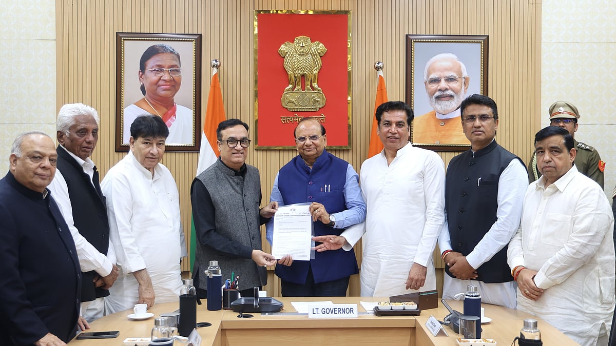 <div class="paragraphs"><p>کانگریس کا وفد دہلی کے لیفٹیننٹ گورنر وی کے سکسینہ کو میمورنڈم پیش کرتے ہوئے</p></div>