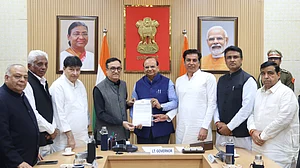 <div class="paragraphs"><p>کانگریس کا وفد دہلی کے لیفٹیننٹ گورنر وی کے سکسینہ کو میمورنڈم پیش کرتے ہوئے</p></div>