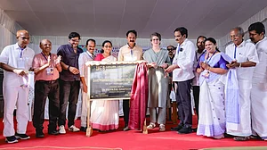 <div class="paragraphs"><p>فاطمہ رحیم سنٹرل اسکول کے مانٹیسری بلاک کی بنیاد رکھتی ہوئیں پرینکا گاندھی، تصویر ’ایکس‘ @INCIndia</p></div>