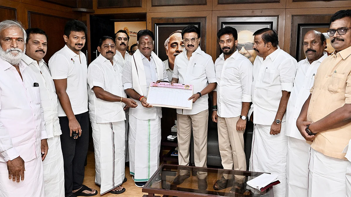 <div class="paragraphs"><p>ڈی ایم کے سربراہ ایم کے اسٹالن سے پارٹی کی رکنیت حاصل کرتے او پنیرسیلوم / ایکس</p></div>