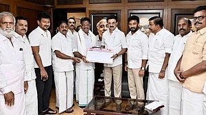 <div class="paragraphs"><p>ڈی ایم کے سربراہ ایم کے اسٹالن سے پارٹی کی رکنیت حاصل کرتے او پنیرسیلوم / ایکس</p></div>