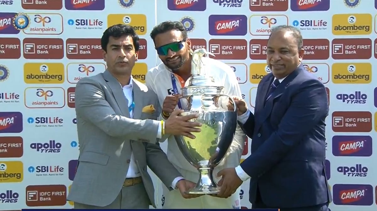 <div class="paragraphs"><p>ٹرافی کے ساتھ جموں و کشمیر ٹیم کے کپتان پارس ڈوگرا (ویڈیو گریب)</p></div>