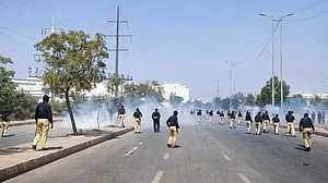 پاکستان میں امریکی سفارت خانوں کے باہر احتجاج، واشنگٹن نے شہریوں کو محتاط رہنے کی ہدایت دی