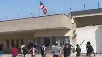 ایران: خامنہ ای کی موت کے بعد پاکستان میں بھی کشیدگی، امریکی قونصلیٹ پر شیعہ برادری کا حملہ، تقریباً 8 افراد کی موت