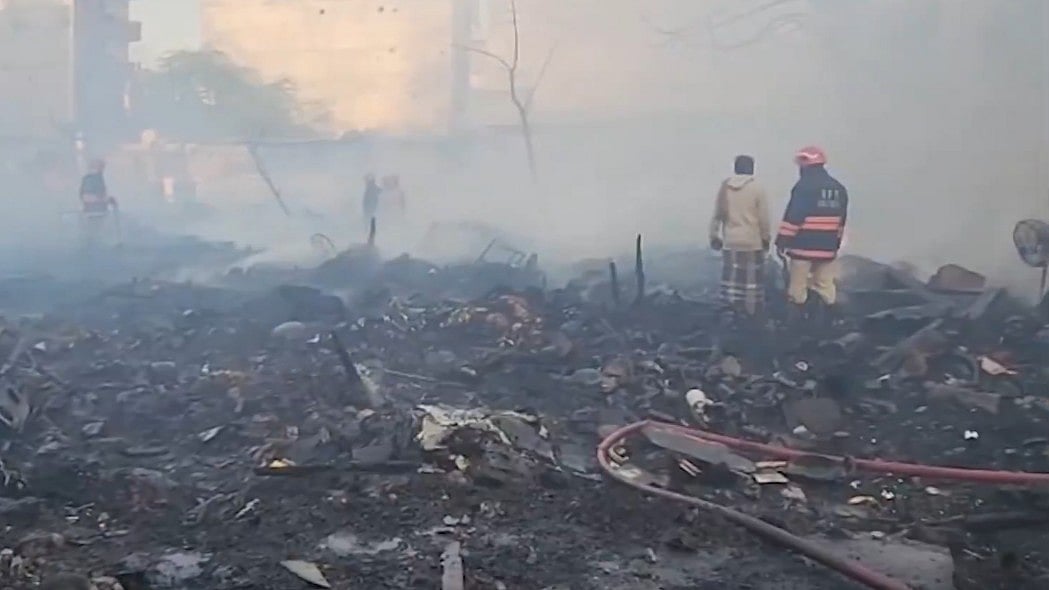 دہلی: رِٹھالا میٹرو اسٹیشن کے قریب خوفناک آتشزدگی، تقریباً 50 جھگیاں جل کر خاکستر