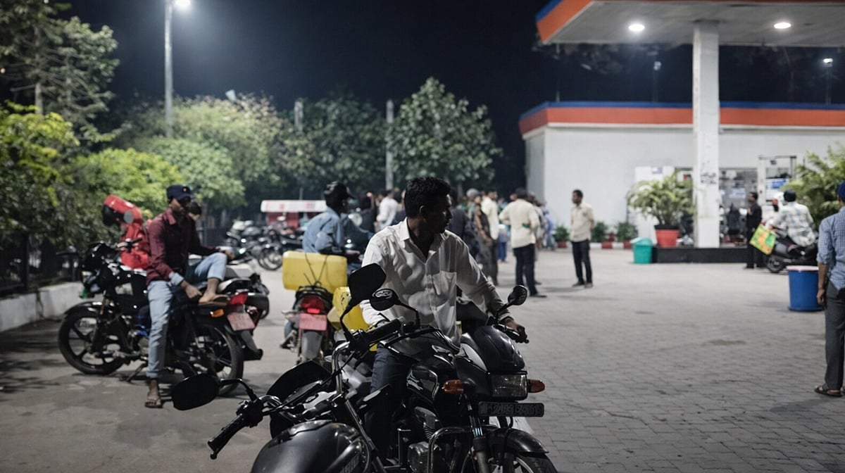 مشرق وسطی میں کشیدگی کی خبروں اور افواہوں کے بعد اتر پردیش میں پٹرول پمپوں پر بھیڑ