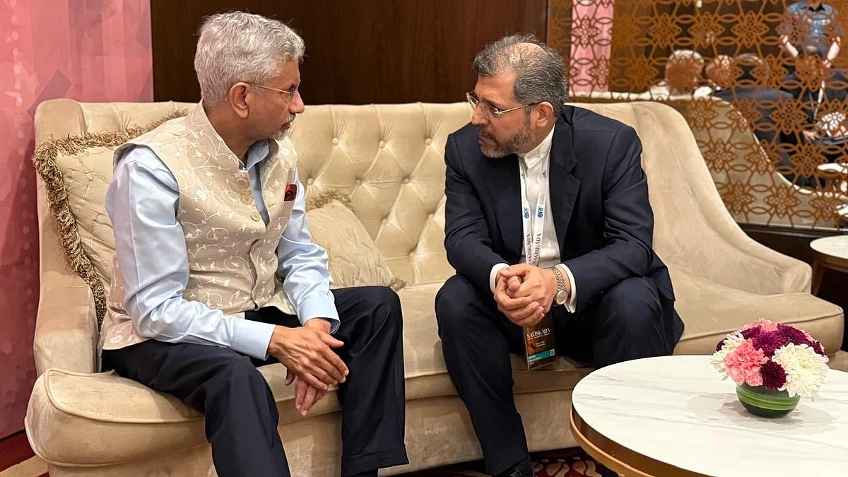 <div class="paragraphs"><p>ہندوستانی وزیر خارجہ ایس جئے شنکر اور ایران کے نائب وزیر خارجہ خطیب زادہ، تصویر ’ایکس‘&nbsp;<a href="https://x.com/DrSJaishankar">@DrSJaishankar</a></p></div>