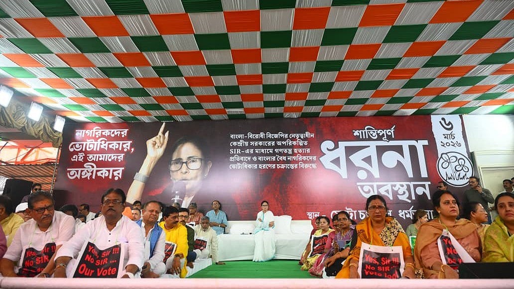 ’بی جے پی اور الیکشن کمیشن کی سازش کو بے نقاب کروں گی‘، ممتا بنرجی نے ایس آئی آر کے خلاف شروع کیا دھرنا