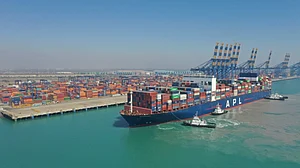 <div class="paragraphs"><p>موندرا پورٹ، تصویر آئی اے این ایس</p></div>