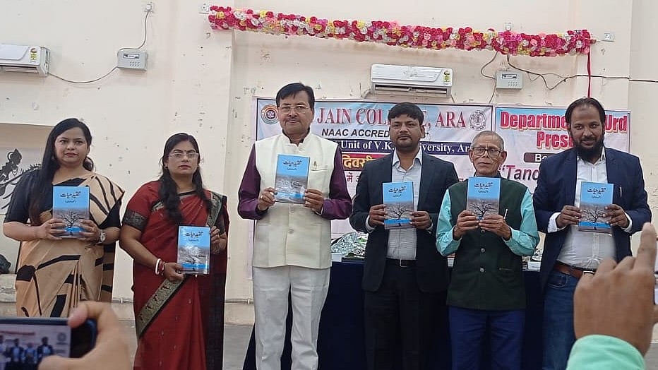 <div class="paragraphs"><p>آفتاب احمد منیری (بالکل دائیں) کی کتاب ’تنقید حیات‘ کے اجراء کا منظر</p></div>