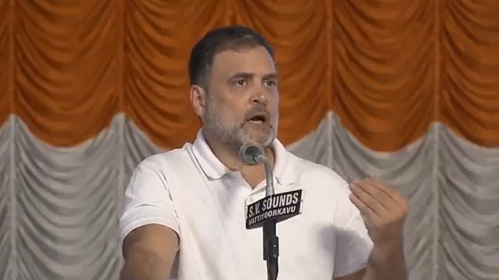 <div class="paragraphs"><p>کیرلم میں جلسۂ عام سے خطاب کرتے ہوئے راہل گاندھی</p></div>