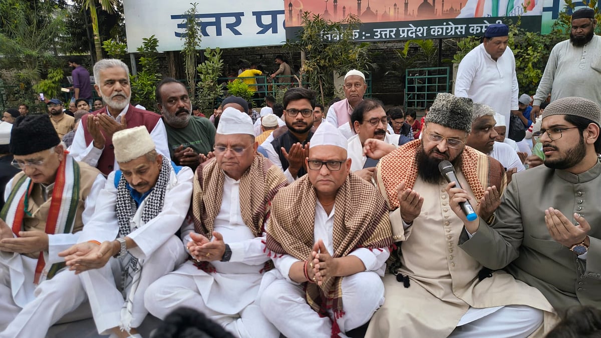 <div class="paragraphs"><p>افطار سے قبل دعاء کا منظر</p></div>