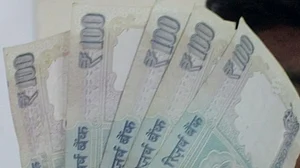 روپیہ میں ریکارڈ گراوٹ، امریکی ڈالر کے مقابلے 56 پیسے ٹوٹ کر 92.05 کی کم ترین سطح پر پہنچ گیا