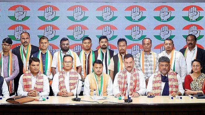 <div class="paragraphs"><p>جینت کھاؤند و دیگر لیڈران کانگریس میں شمولیت اختیار کرنے کے بعد</p></div>